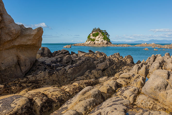 Torlesse Rock, Kaiteriteri Beach